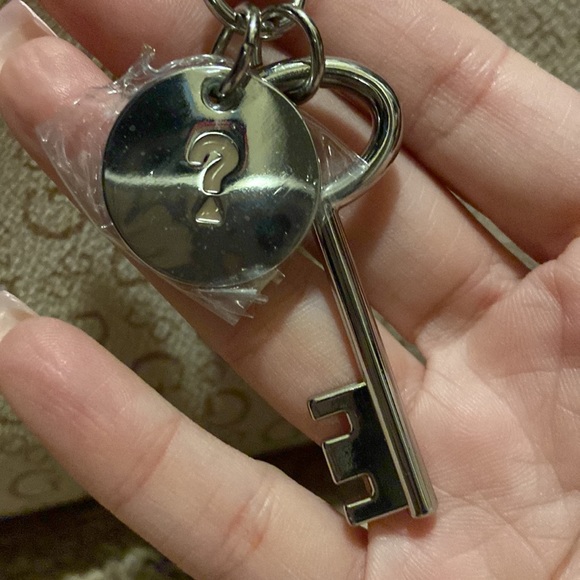 ** Guess Bag - Like Brand New ** - Picture 3 of 7